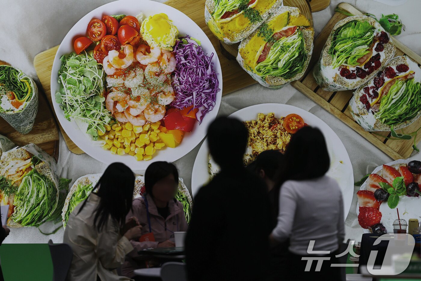 본문 이미지 - 7일 서울 강서구 마곡 코엑스 전시장에서 막을 올린 ‘제83회 프랜차이즈 창업박람회’에서 예비 창업자들이 부스에서 상담을 받고 있다. 2026.5.7 ⓒ 뉴스1 오대일 기자