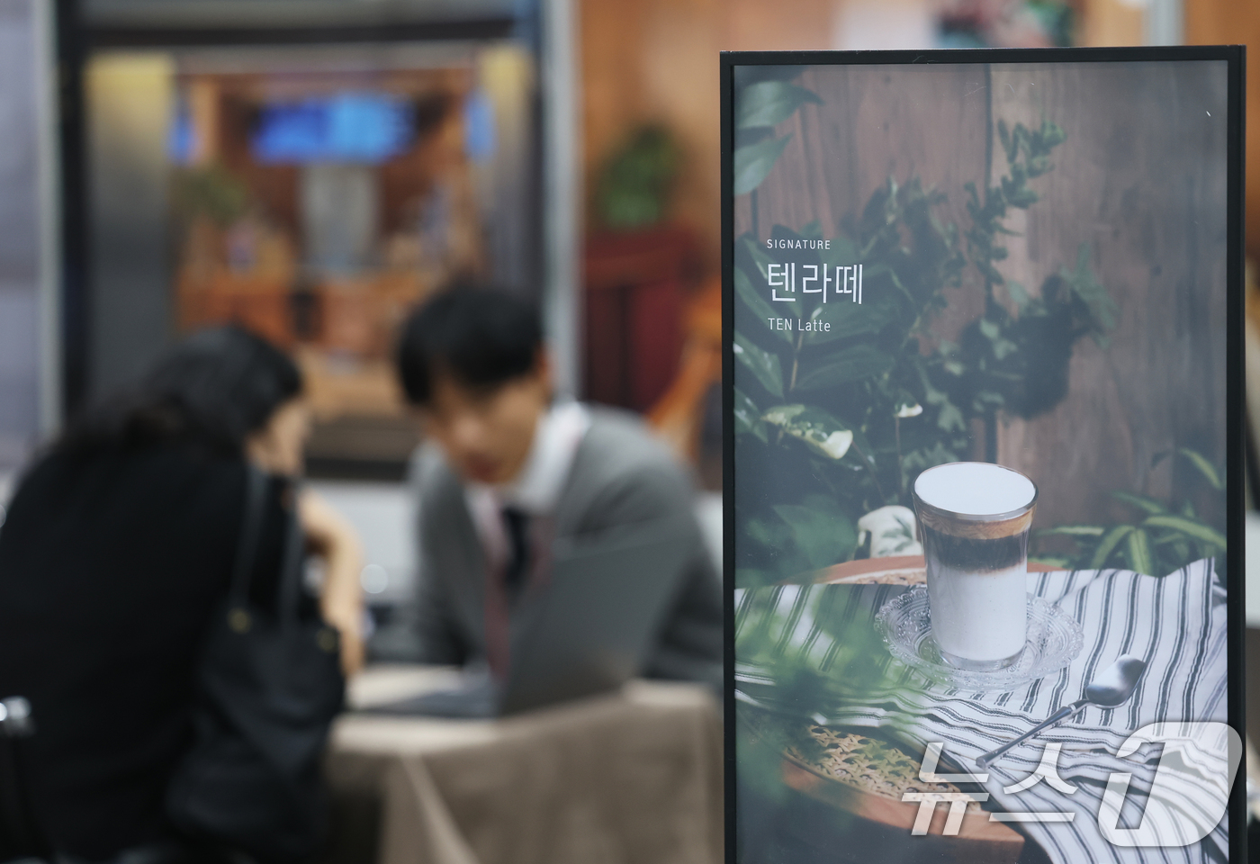 (서울=뉴스1) 오대일 기자 = 7일 서울 강서구 마곡 코엑스 전시장에서 막을 올린 ‘제83회 프랜차이즈 창업박람회’에서 예비 창업자들이 부스에서 상담을 받고 있다.외식, 식품, …