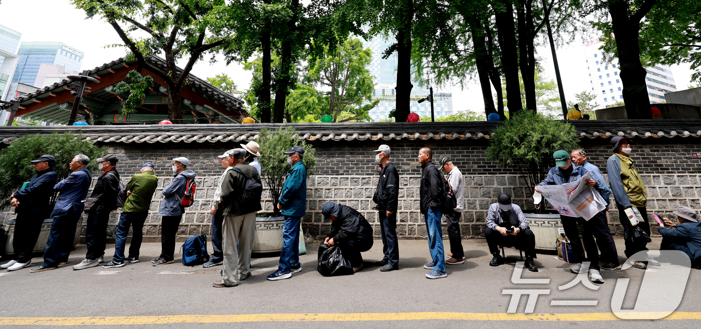 (서울=뉴스1) 이호윤 기자 = 어버이날을 하루 앞둔 7일 서울 종로구 탑골공원 인근 무료급식소를 찾은 어르신들이 식사를 위해 줄을 서고 있다. 2026.5.7/뉴스1