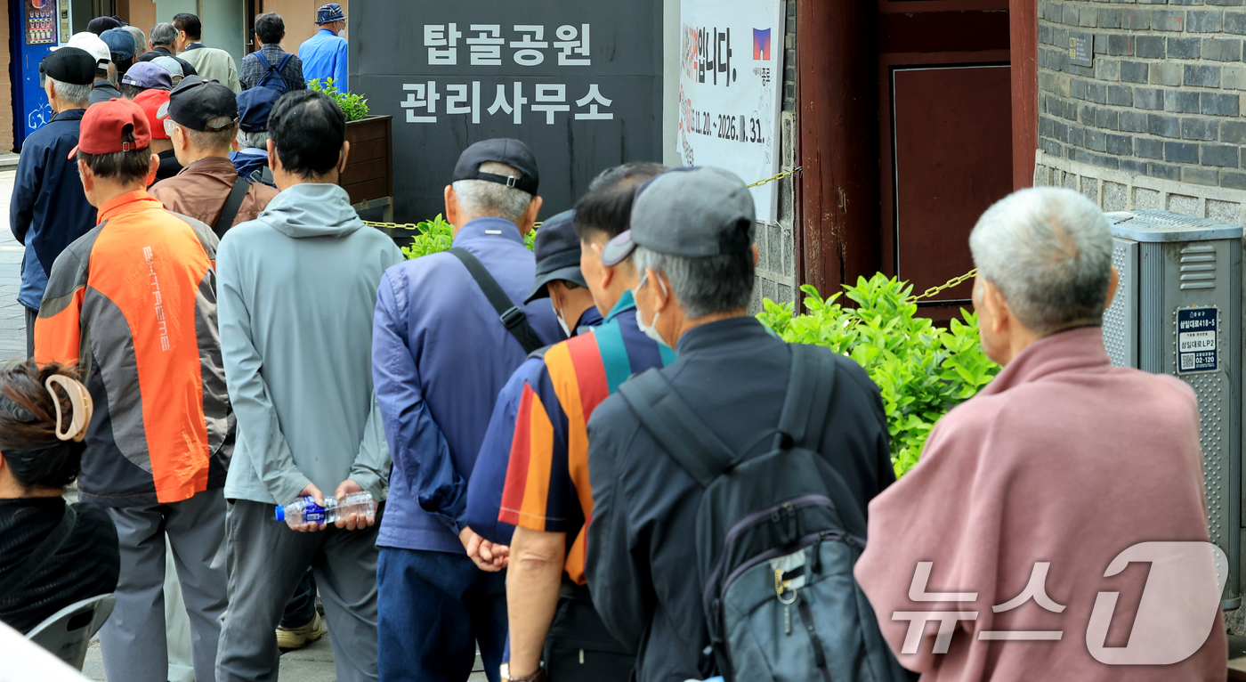 (서울=뉴스1) 이호윤 기자 = 어버이날을 하루 앞둔 7일 서울 종로구 탑골공원 인근 무료급식소를 찾은 어르신들이 식사를 위해 줄을 서고 있다. 2026.5.7/뉴스1