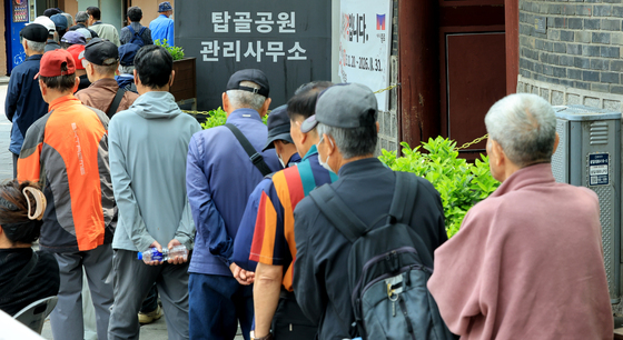 탑골공원 앞에 늘어선 무료급식소 대기줄