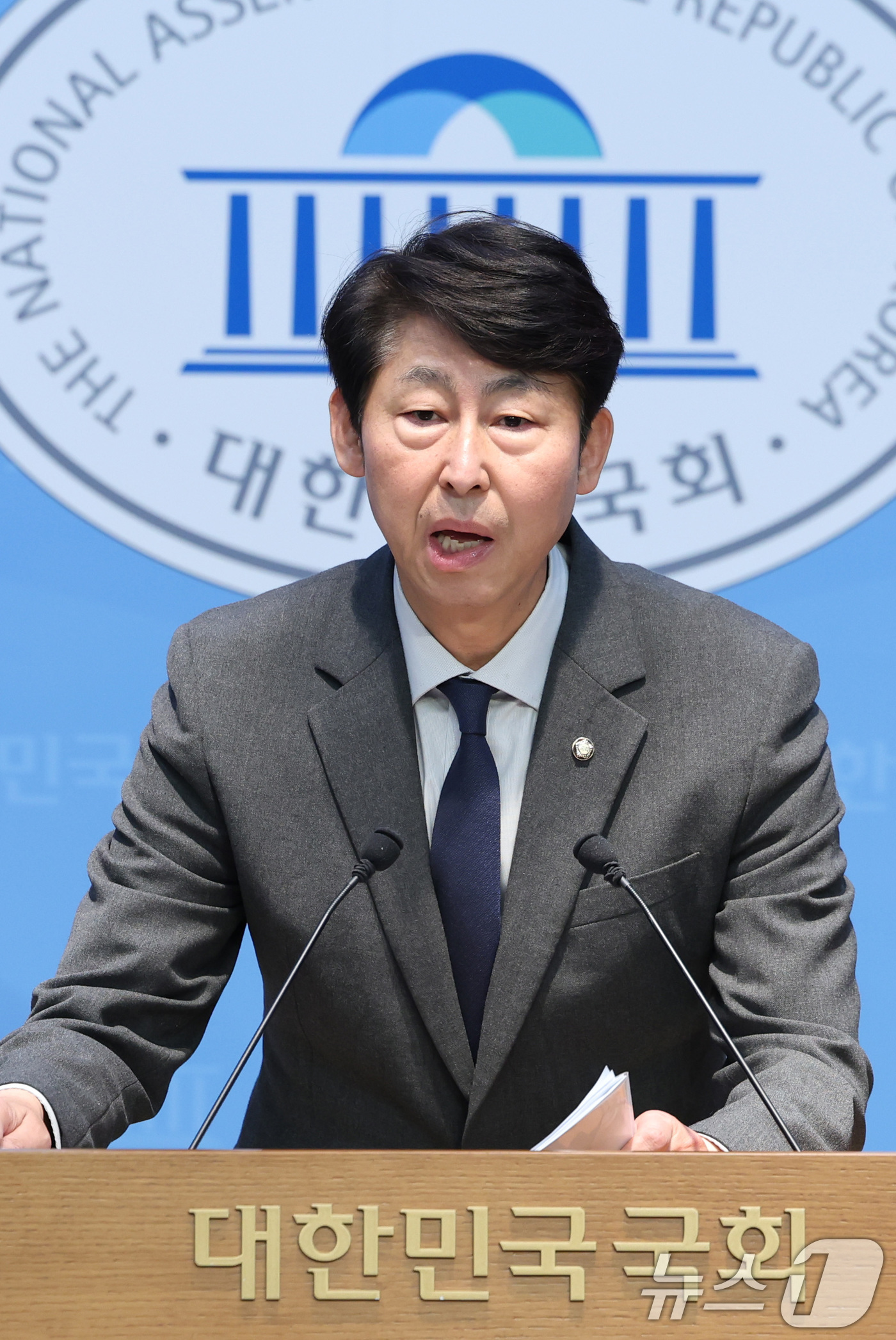 (서울=뉴스1) 신웅수 기자 = 이훈기 더불어민주당 의원이 7일 서울 여의도 국회 소통관에서 미 의원 쿠팡 사태 오해 해소를 위한 기자회견을 하고 있다. 2026.5.7/뉴스1