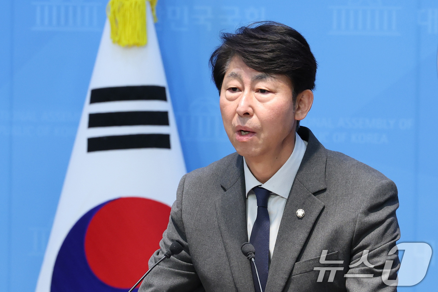 (서울=뉴스1) 신웅수 기자 = 이훈기 더불어민주당 의원이 7일 서울 여의도 국회 소통관에서 미 의원 쿠팡 사태 오해 해소를 위한 기자회견을 하고 있다. 2026.5.7/뉴스1
