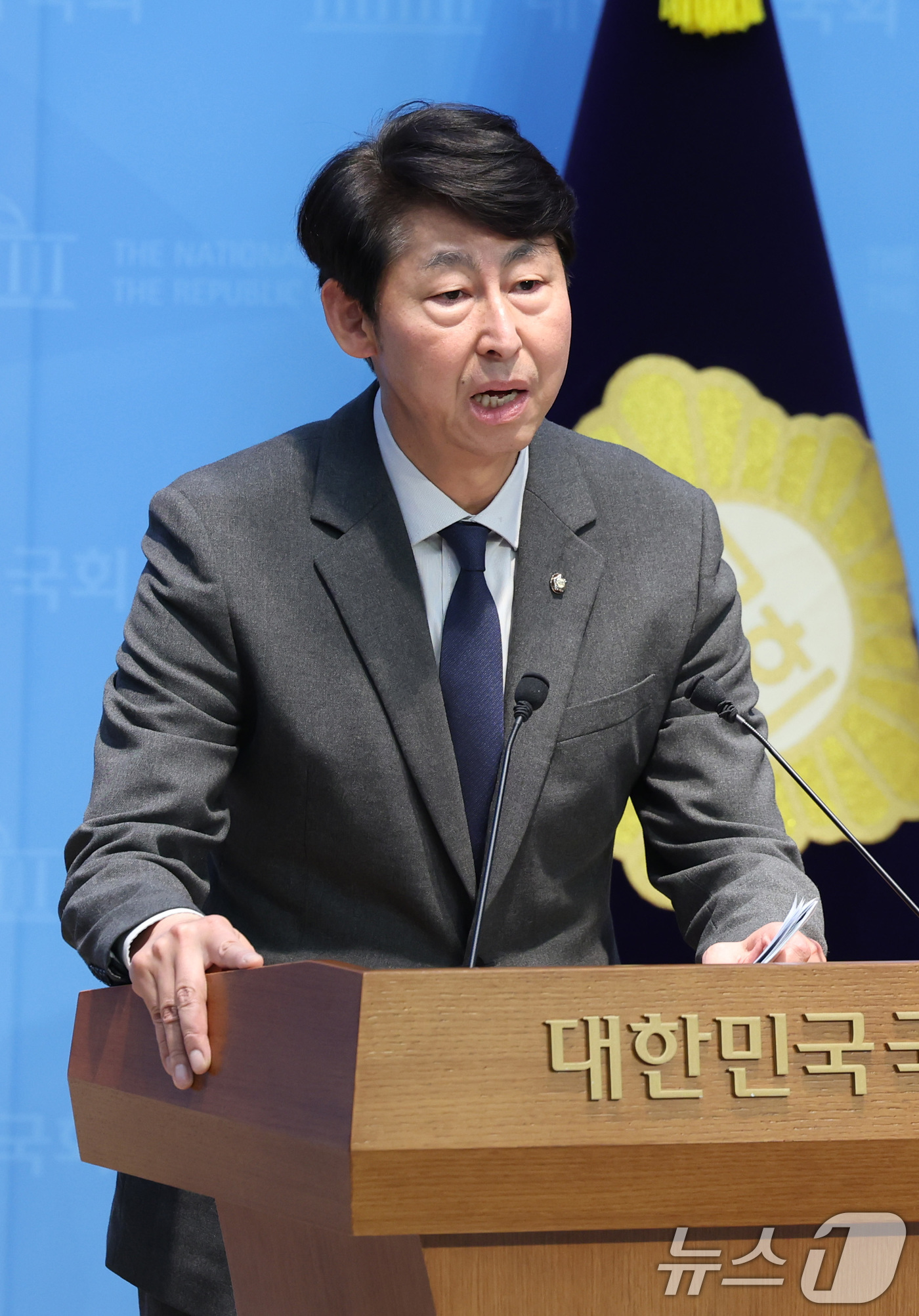 (서울=뉴스1) 신웅수 기자 = 이훈기 더불어민주당 의원이 7일 서울 여의도 국회 소통관에서 미 의원 쿠팡 사태 오해 해소를 위한 기자회견을 하고 있다. 2026.5.7/뉴스1