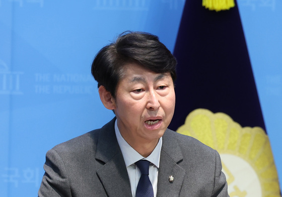 기자회견하는 이훈기 의원