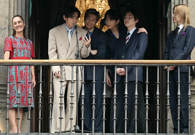 "멕시코 대통령이 직접 영접" BTS, 대통령궁 발코니 등장에 광장 마비 '국빈급 예우'