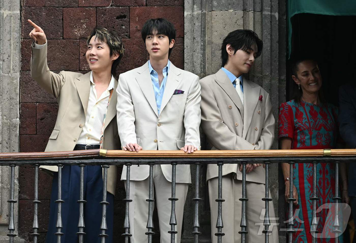 본문 이미지 - 클라우디아 셰인바움 멕시코 대통령과 방탄소년단(BTS) 제이홉, 진, 뷔가 6일(현지시간) 멕시코 멕시코시티의 대통령궁 발코니에 나와 시민들에게 인사를 건네고 있다. ⓒ AFP=뉴스1