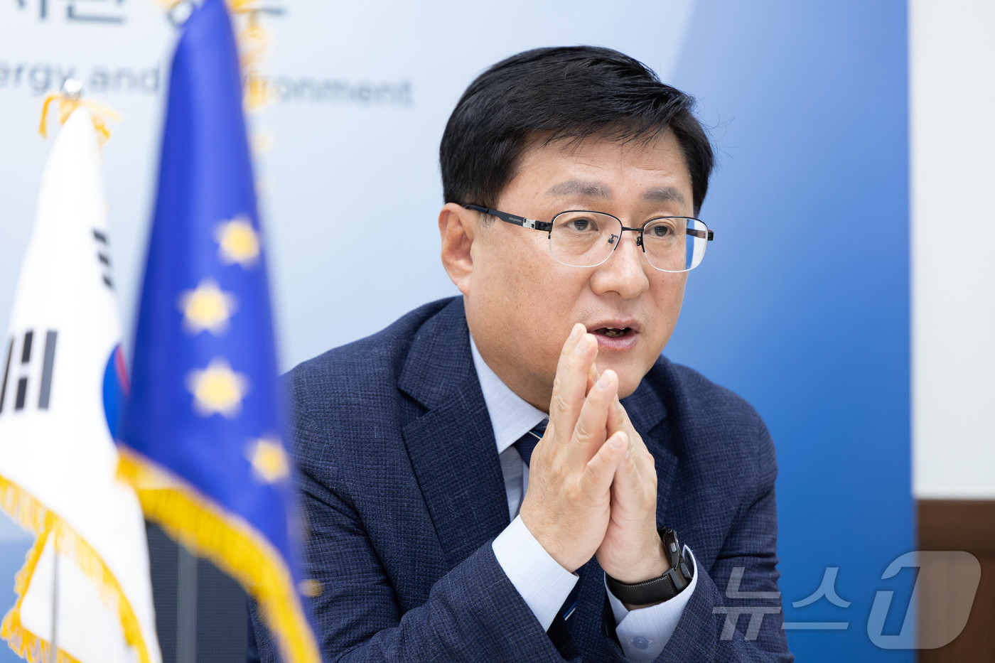 (서울=뉴스1) = 김성환 기후에너지환경부 장관이 7일 서울 서초구 한강홍수통제소에서 우고 아스투토 주한EU대표부 대사와 협력방안을 논의하고 있다. (기후에너지환경부 제공. 재판매 …