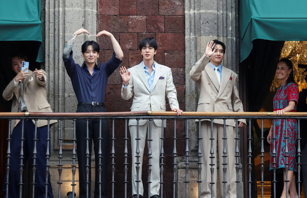 멕시코 대통령 만난 BTS, 대통령궁 발코니 등장에 소칼로 광장 인산인해