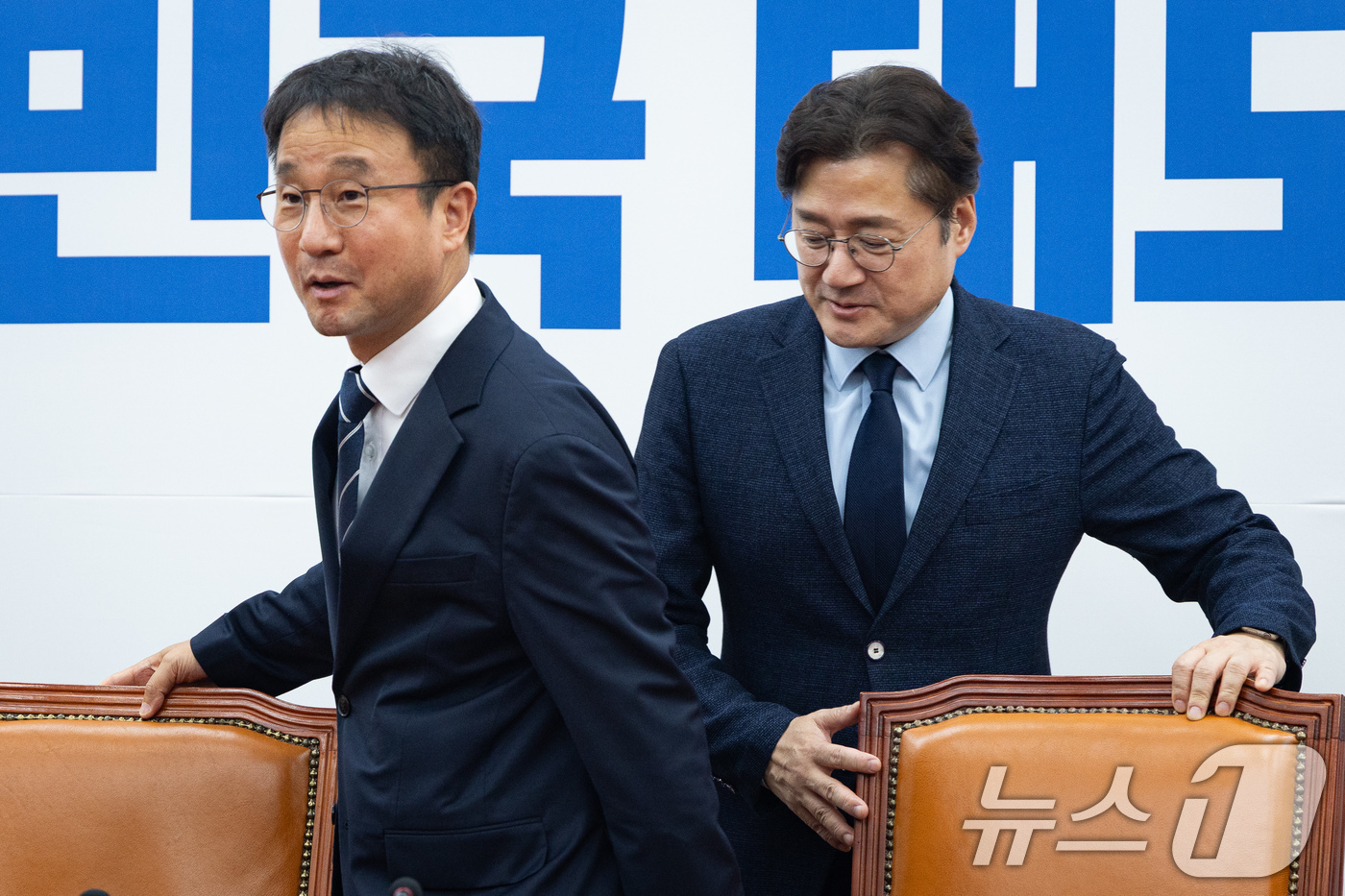 (서울=뉴스1) 유승관 기자 = 한병도 더불어민주당 원내대표가 7일 서울 여의도 국회에서 홍익표 청와대 대통령비서실 정무수석을 접견하고 있다. 2026.5.7/뉴스1