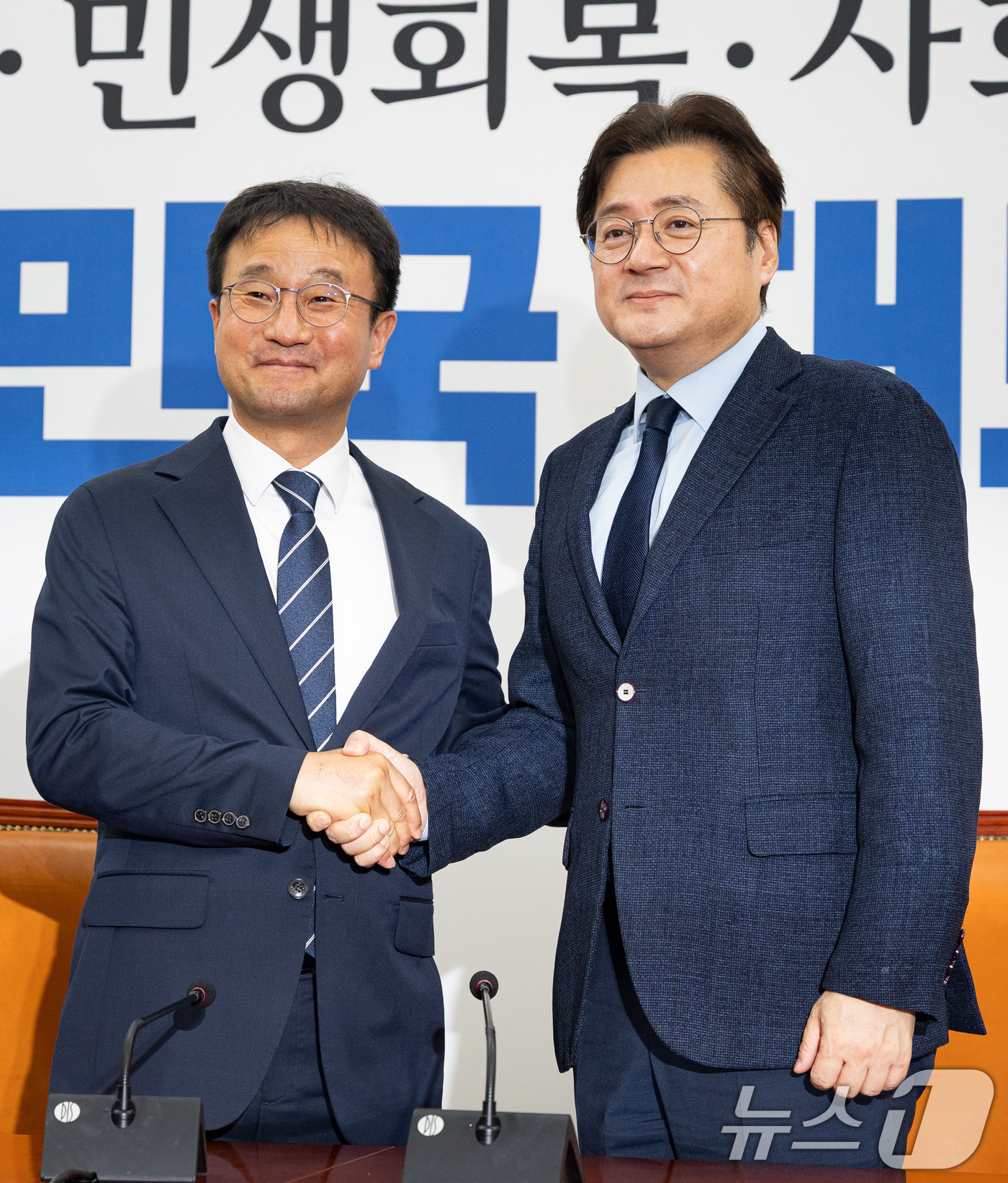 (서울=뉴스1) 유승관 기자 = 한병도 더불어민주당 원내대표가 7일 서울 여의도 국회에서 홍익표 청와대 대통령비서실 정무수석을 접견, 기념 촬영을 하고 있다. 2026.5.7/뉴스 …