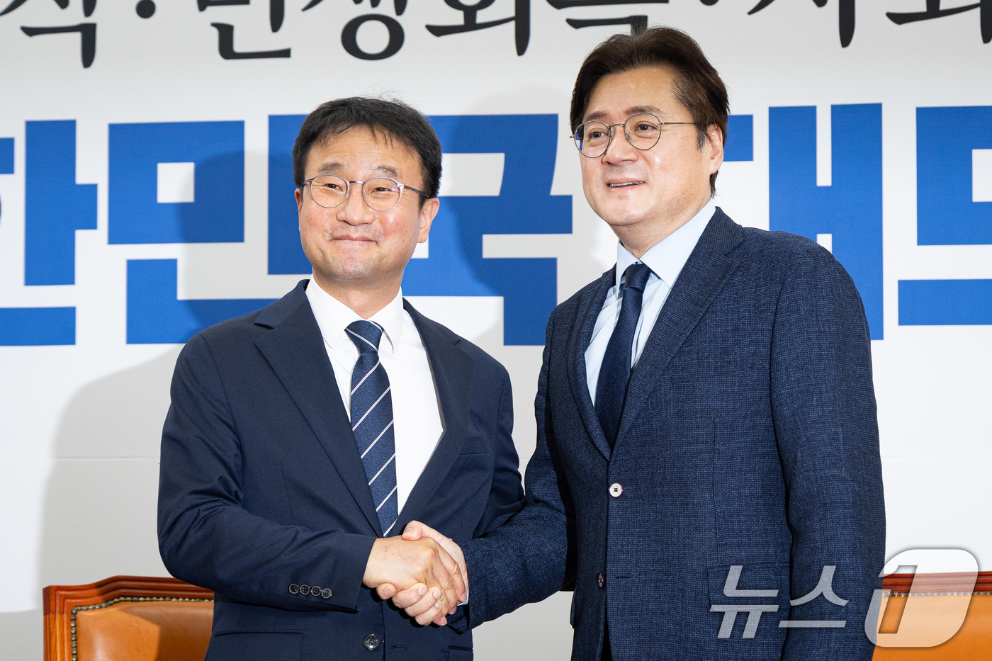 (서울=뉴스1) 유승관 기자 = 한병도 더불어민주당 원내대표가 7일 서울 여의도 국회에서 홍익표 청와대 대통령비서실 정무수석을 접견, 기념 촬영을 하고 있다. 2026.5.7/뉴스 …