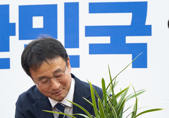 이재명 대통령 취임 축하 난 바라보는 한병도 원내대표
