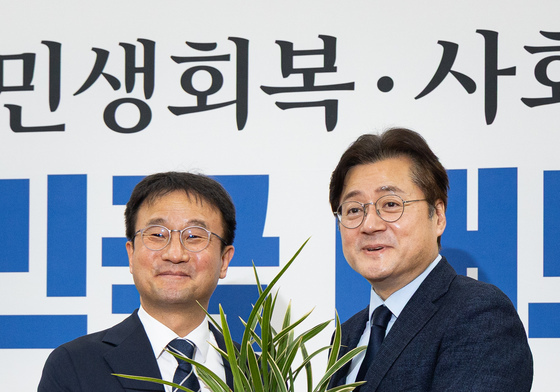 이재명 대통령 취임축하 난 들고 기념 촬영하는 한병도·홍익표