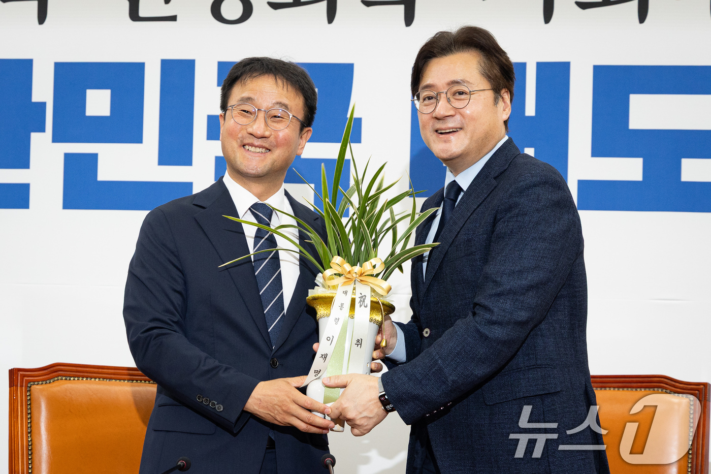 (서울=뉴스1) 유승관 기자 = 한병도 더불어민주당 원내대표가 7일 서울 여의도 국회에서 홍익표 청와대 대통령비서실 정무수석을 접견, 이재명 대통령의 원내대표 취임 축하 난을 건네 …