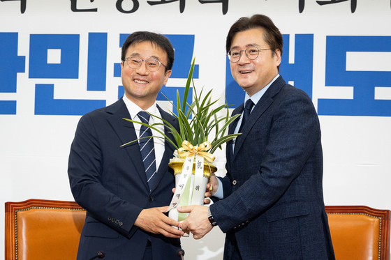 이재명 대통령 취임 축하 난 들고 한병도 원내대표 찾은 홍익표 청와대 정무수석