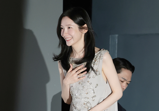 박지현, 입장하는 트라이앵글 센터 비주얼