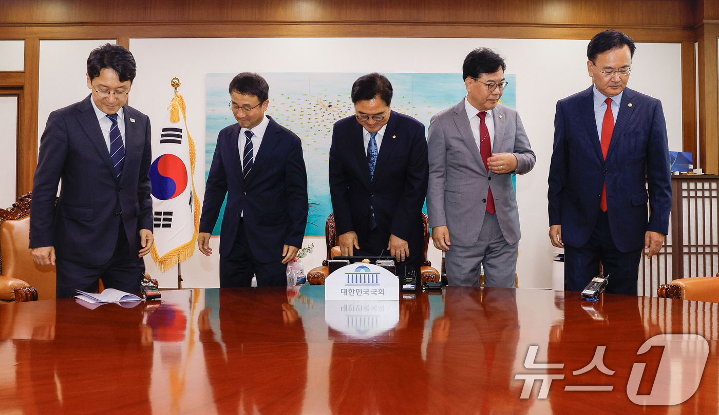 (서울=뉴스1) 황기선 기자 = 천준호 더불어민주당 원내운영수석부대표(왼쪽부터), 한병도 원내대표, 우원식 국회의장, 송언석 국민의힘 원내대표, 유상범 원내운영수석부대표가 7일 서 …