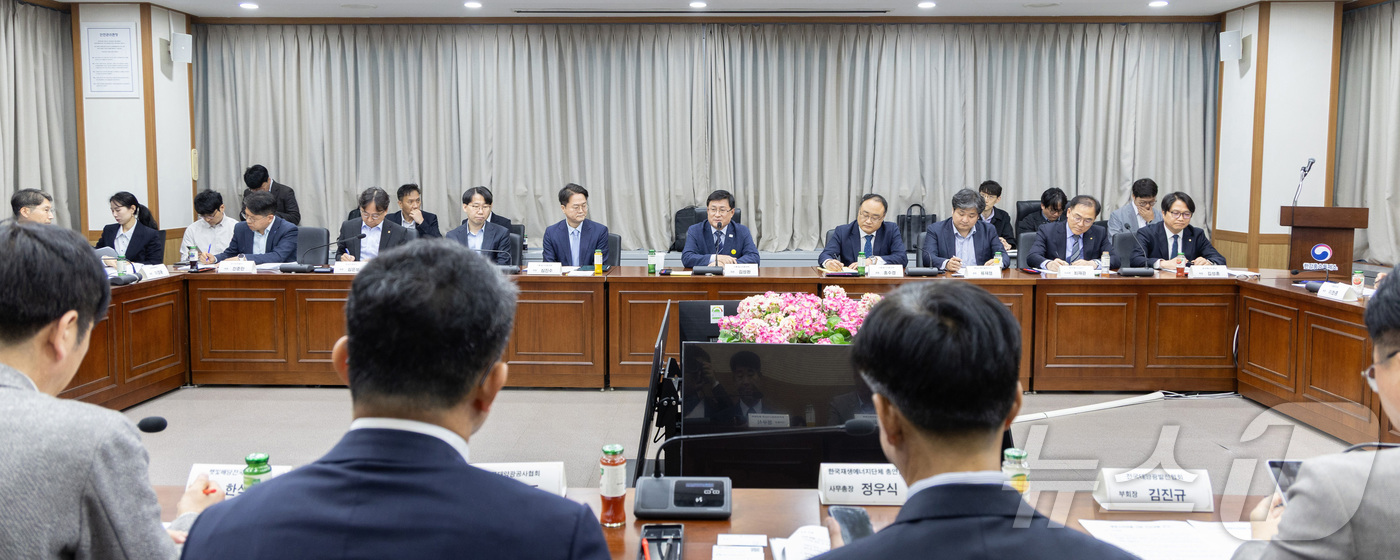 (서울=뉴스1) = 김성환 기후에너지환경부 장관이 7일 서울 서초구 한강홍수통제소에서 햇빛소득마을추진단, 에너지 유관기관, 관련 업체 대표 등과 만나 햇빛소득마을 추진 계획을 공유 …