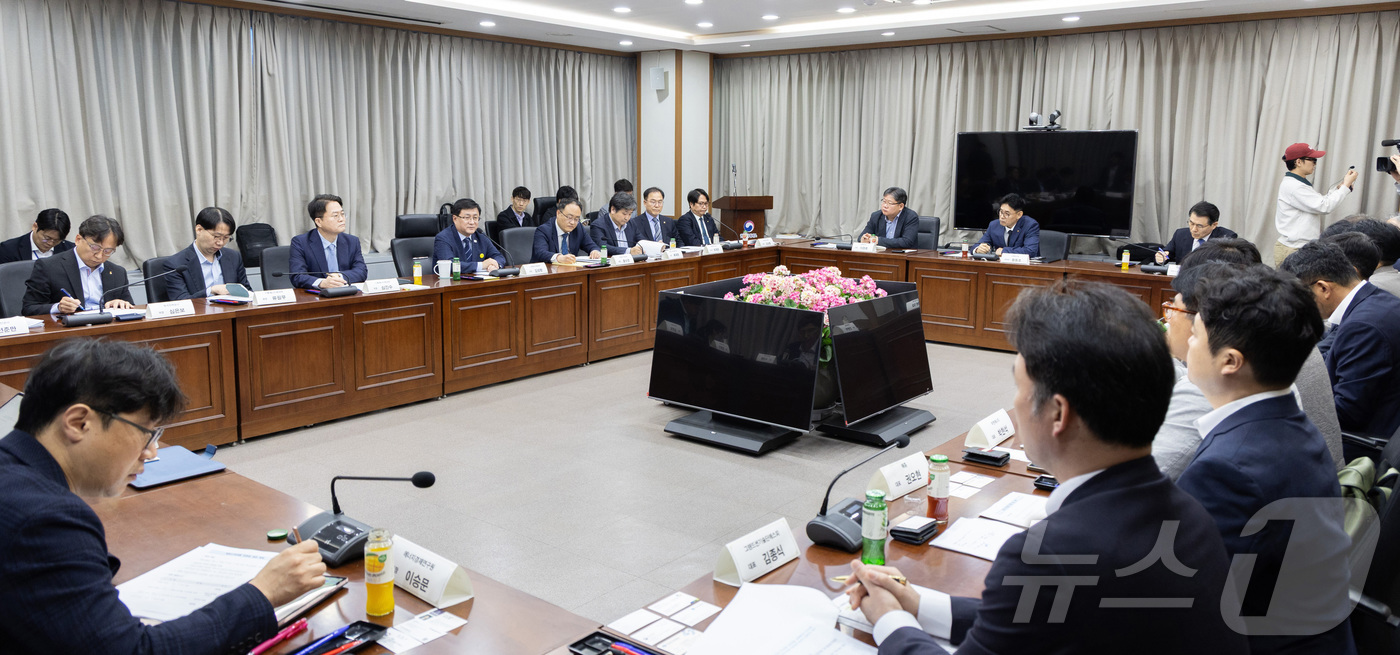 (서울=뉴스1) = 김성환 기후에너지환경부 장관이 7일 서울 서초구 한강홍수통제소에서 햇빛소득마을추진단, 에너지 유관기관, 관련 업체 대표 등과 만나 햇빛소득마을 추진 계획을 공유 …