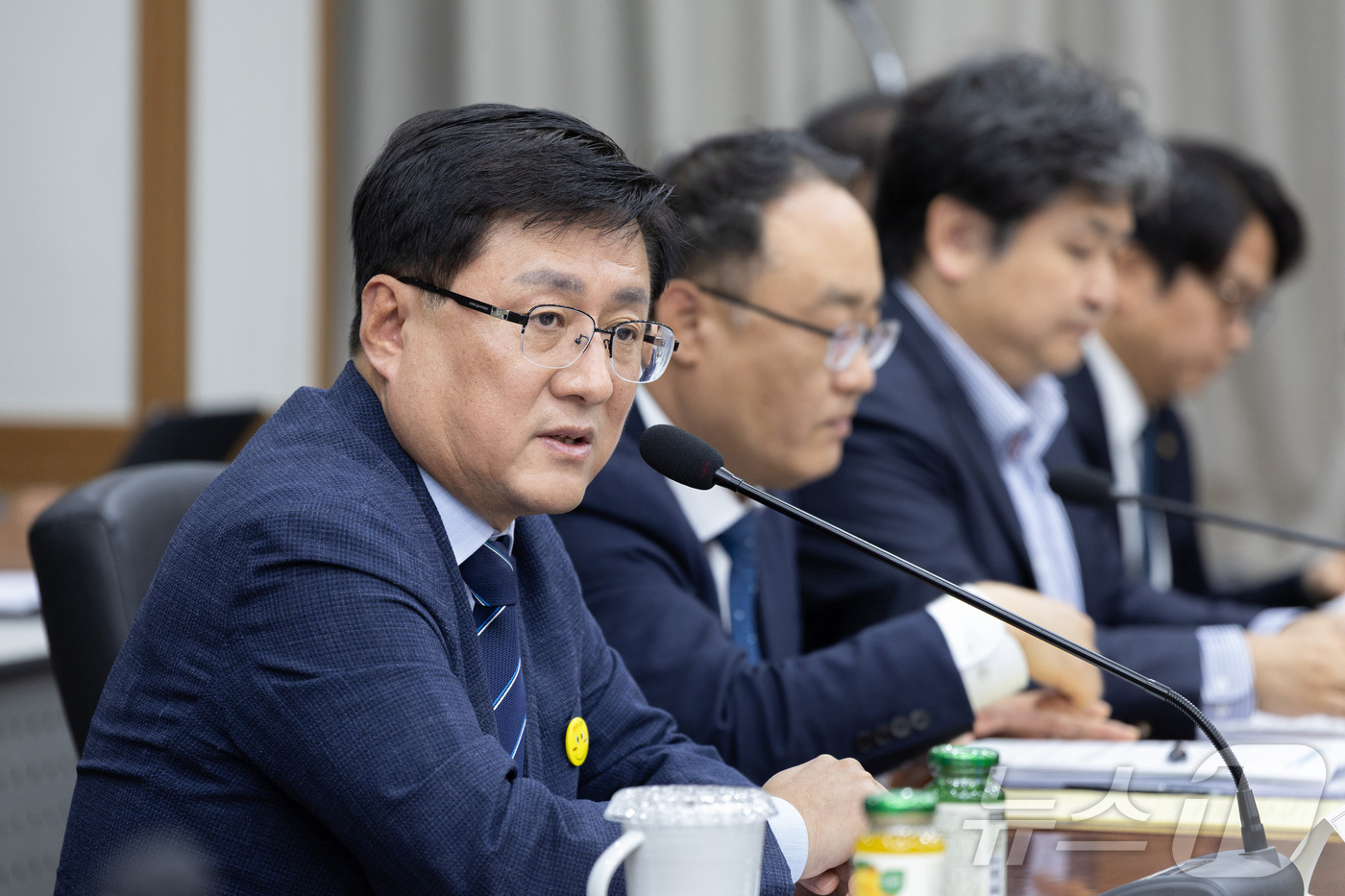 (서울=뉴스1) = 김성환 기후에너지환경부 장관이 7일 서울 서초구 한강홍수통제소에서 햇빛소득마을추진단, 에너지 유관기관, 관련 업체 대표 등과 만나 햇빛소득마을 추진 계획을 공유 …