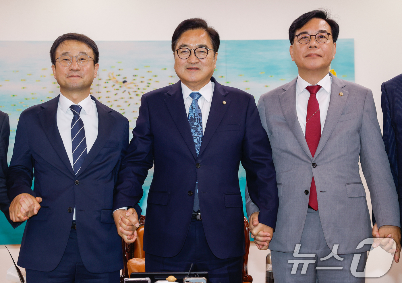 (서울=뉴스1) 황기선 기자 = 한병도 더불어민주당 원내대표(왼쪽부터), 우원식 국회의장, 송언석 국민의힘 원내대표가 7일 서울 여의도 국회에서 열린 여야 원내대표 회동에서 기념촬 …