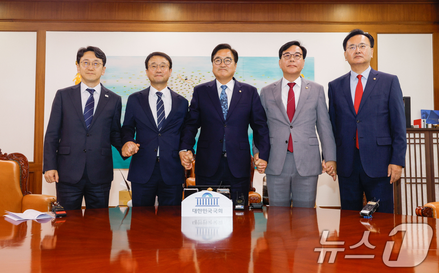 (서울=뉴스1) 황기선 기자 = 천준호 더불어민주당 원내운영수석부대표(왼쪽부터), 한병도 원내대표, 우원식 국회의장, 송언석 국민의힘 원내대표, 유상범 원내운영수석부대표가 7일 서 …