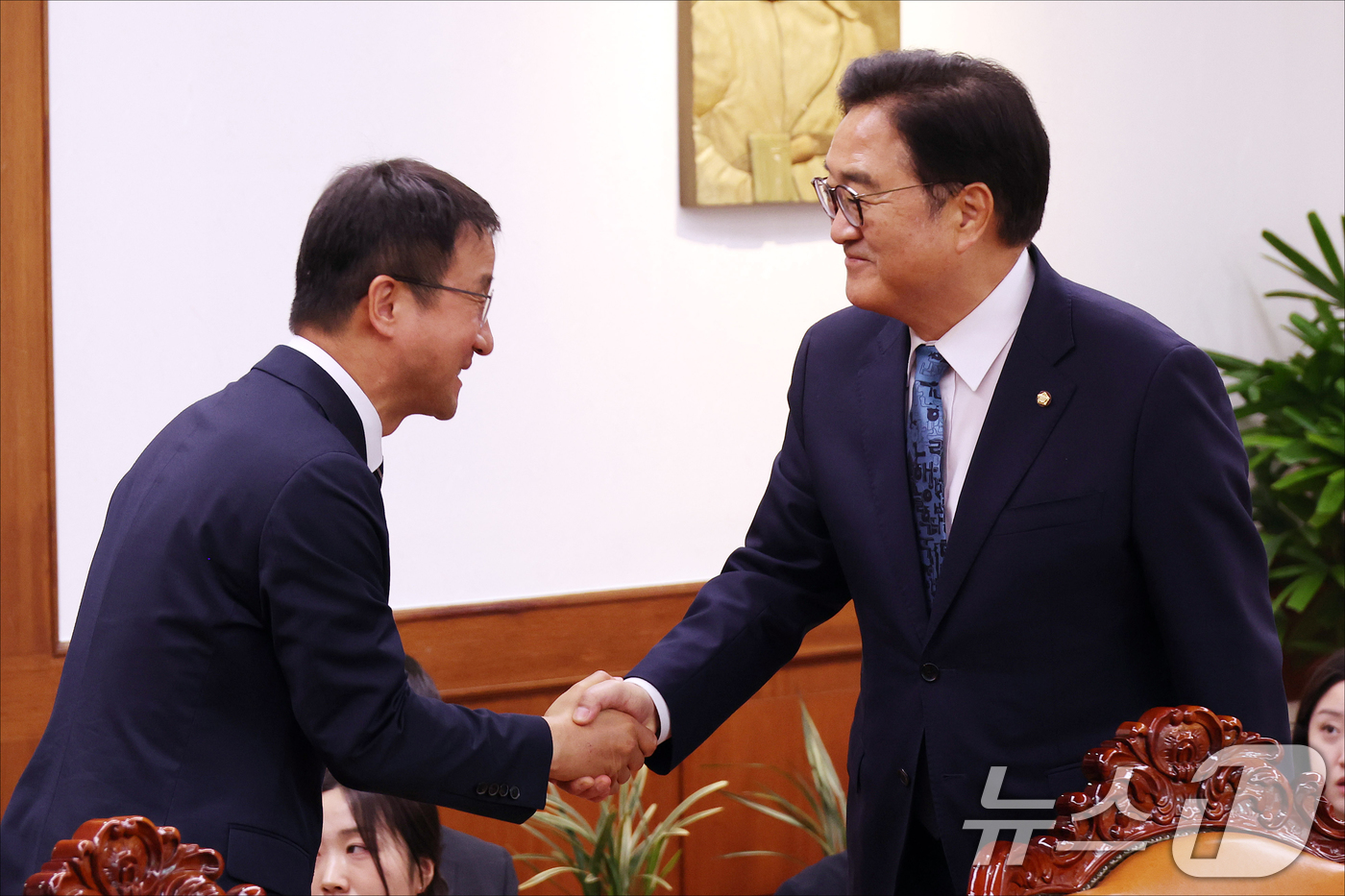 (서울=뉴스1) 황기선 기자 = 우원식 국회의장이 7일 오후 서울 여의도 국회에서 열린 국회의장 주재 여야 원내대표 회동에서 한병도 더불어민주당 원내대표와 악수를 하고 있다. (공 …