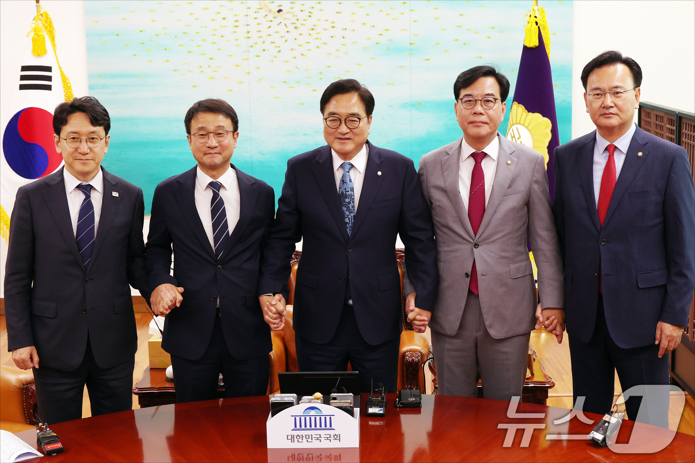 (서울=뉴스1) 황기선 기자 = 천준호 더불어민주당 원내운영수석부대표(왼쪽부터), 한병도 원내대표, 우원식 국회의장, 송언석 국민의힘 원내대표, 유상범 원내운영수석부대표가 7일 서 …
