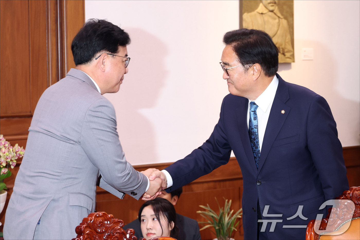 (서울=뉴스1) 황기선 기자 = 우원식 국회의장이 7일 오후 서울 여의도 국회에서 열린 국회의장 주재 여야 원내대표 회동에서 송언석 국민의힘 원내대표와 악수를 하고 있다. (공동취 …