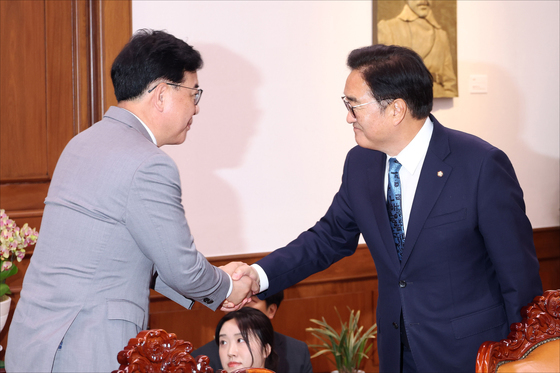 국민의힘 원내대표와 악수 나누는 우원식 국회의장