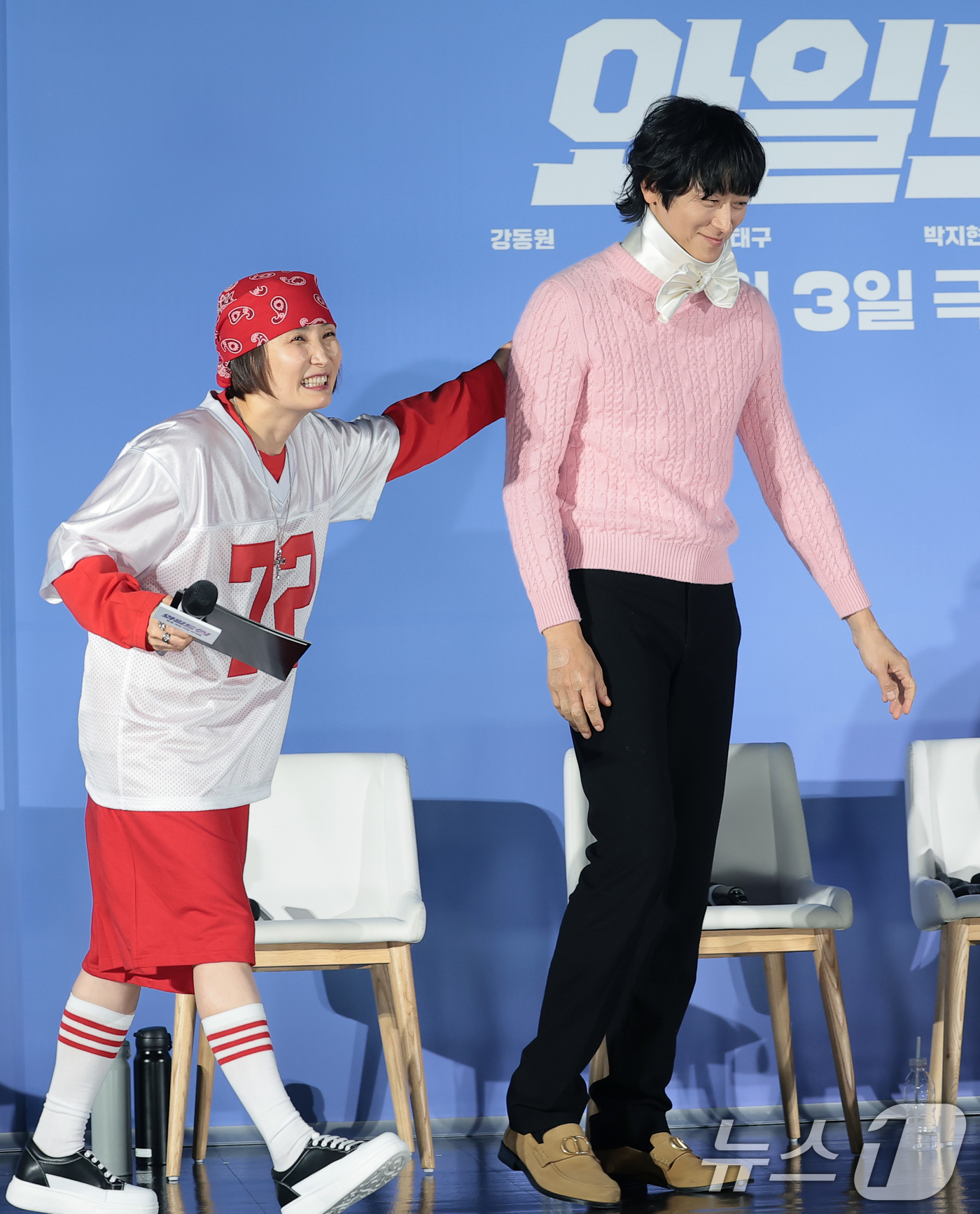 (서울=뉴스1) 권현진 기자 = MC 박경림과 배우 강동원(오른쪽)이 7일 서울 광진구 롯데시네마 건대입구에서 열린 영화 '와일드 씽'(감독 손재곤) 제작보고회를 마친 뒤 퇴장하고 …