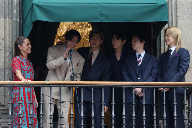 멕시코 대통령궁에서 팬들에게 인사 건내는 BTS