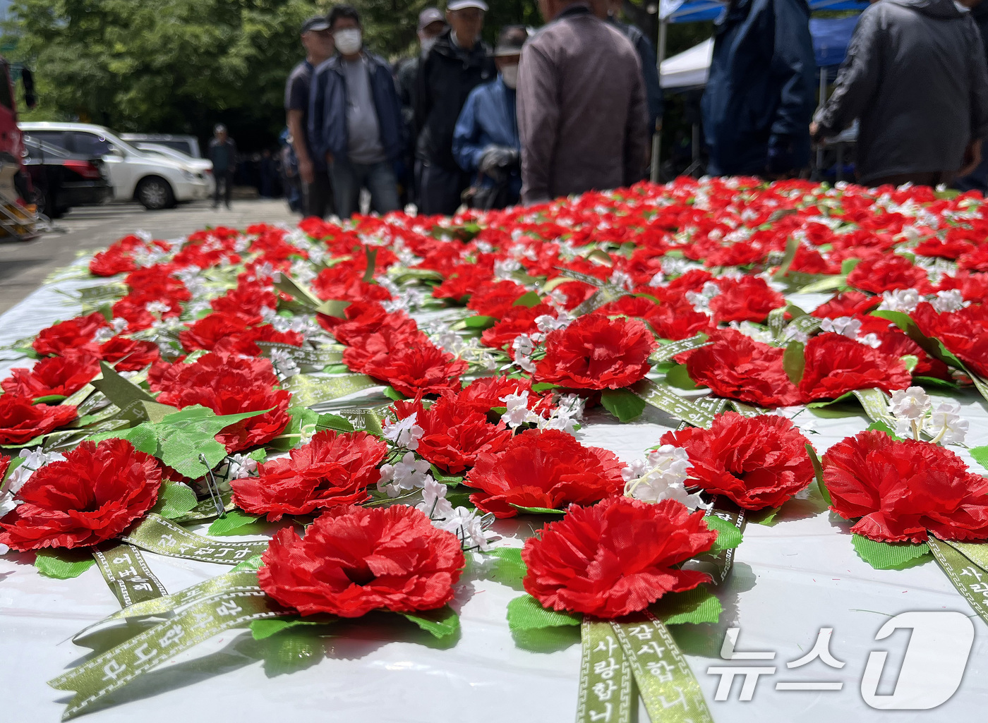 (대구=뉴스1) 공정식 기자 = 어버이날을 하루 앞둔 7일 대구 달서구 두류공원 사랑해밥차 무료급식소에 어르신에게 달아줄 카네이션이 놓여 있다. 2026.5.7/뉴스1
