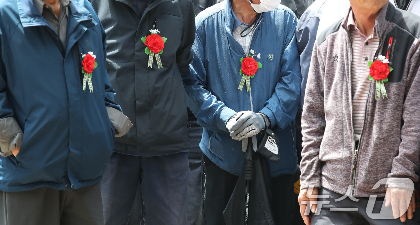 (대구=뉴스1) 공정식 기자 = 어버이날을 하루 앞둔 7일 대구 달서구 두류공원 사랑해밥차 무료급식소에서 카네이션을 가슴에 단 어르신들이 배식을 기다리고 있다. 2026.5.7/뉴 …
