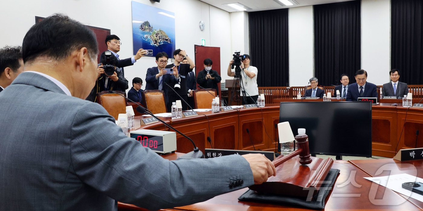 (서울=뉴스1) 국회사진기자단 = 신성범 국회 정보위원회 위원장이 7일 서울 여의도 국회에서 열린 정보위원회 전체회의에서 의사봉을 두드리고 있다. (공동취재) 2026.5.7/뉴스 …