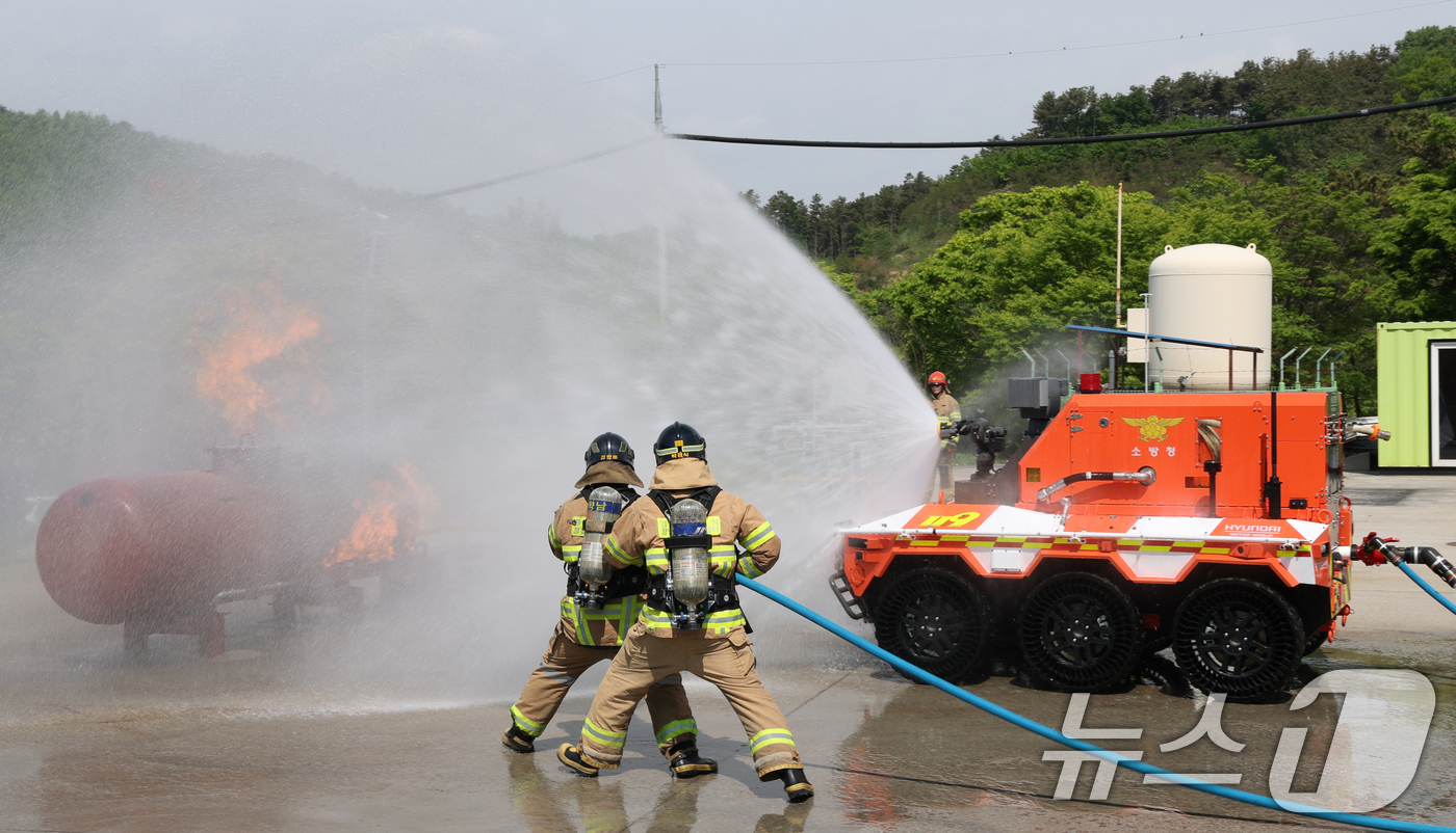 (용인=뉴스1) 김영운 기자 = 7일 경기 용인시 처인구 경기도소방학교에서 열린 '무인소방로봇 명명식 및 시연회'에서 무인소방로봇 파이로가 화재진압 시연을 하고 있다. 2026.5 …