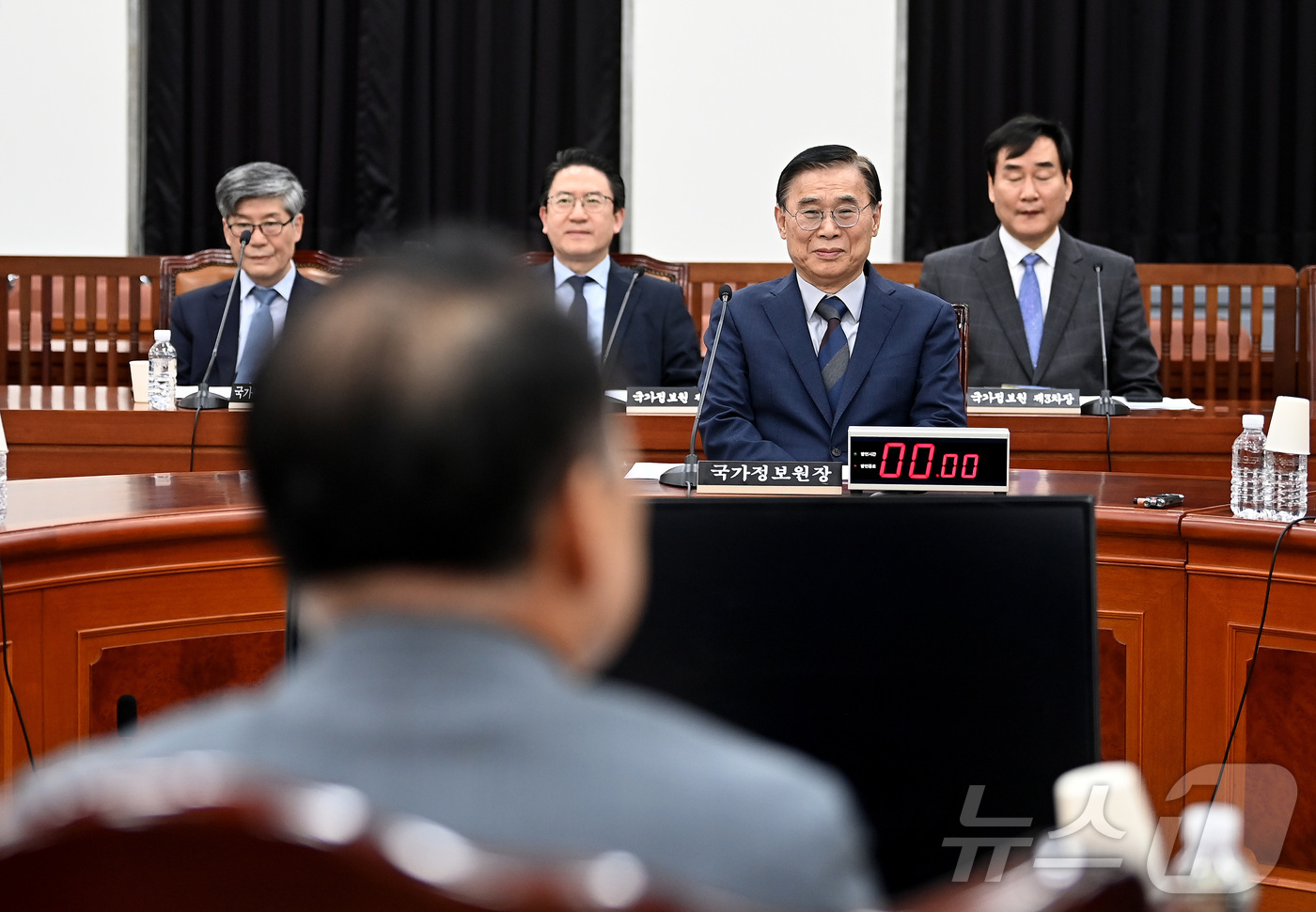 (서울=뉴스1) 국회사진기자단 = 이종석 국가정보원장이 7일 오후 서울 여의도 국회에서 열린 정보위원회 전체회의에 자리하고 있다. (공동취재)2026.5.7/뉴스1