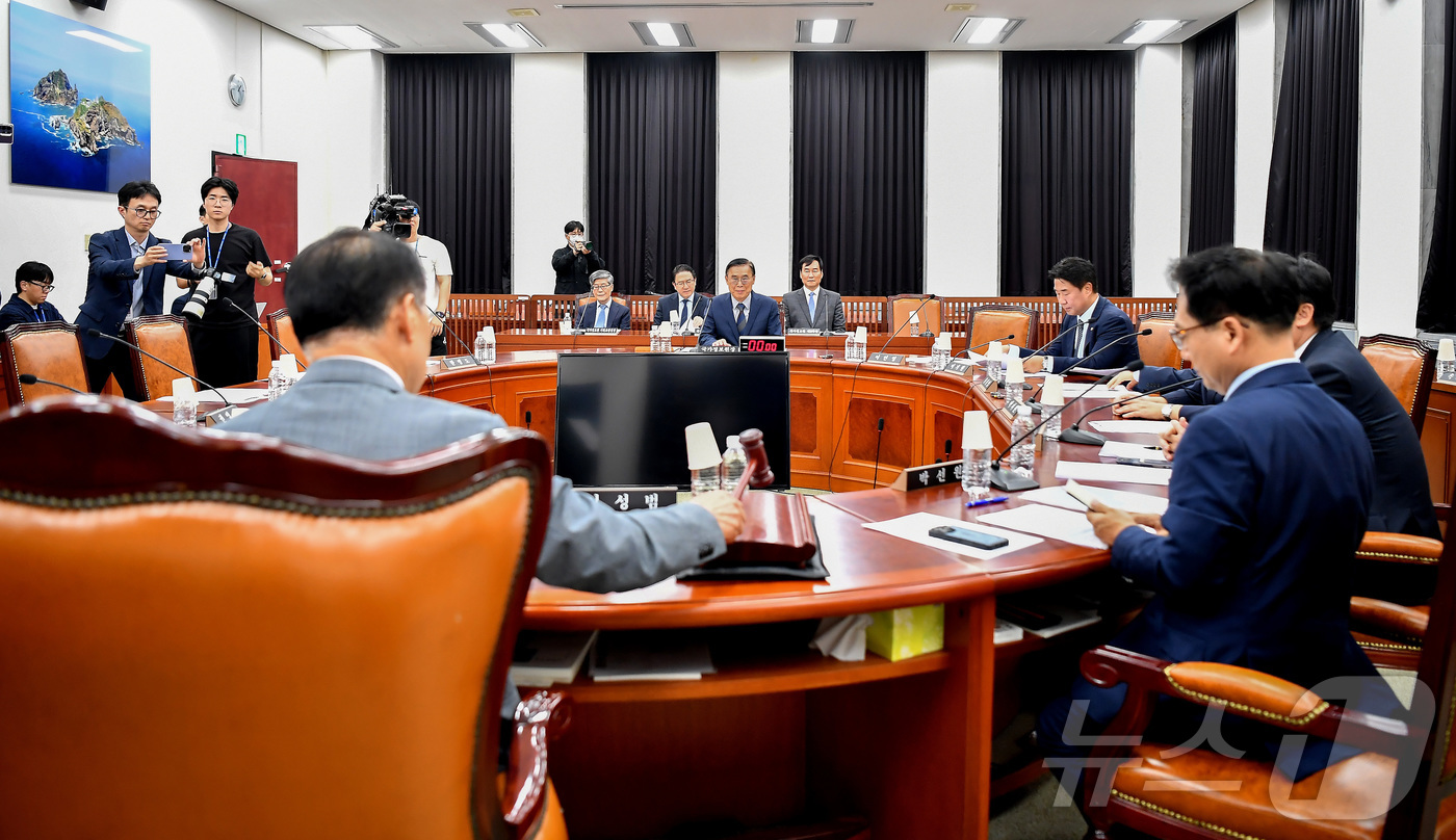 (서울=뉴스1) 국회사진기자단 = 신성범 국회 정보위원회 위원장이 7일 서울 여의도 국회에서 열린 정보위원회 전체회의에서 의사봉을 두드리고 있다. (공동취재) 2026.5.7/뉴스 …
