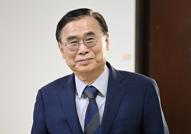 이종석 국정원장 '국립5·18민주묘지' 참배…정보기관장으로는 처음