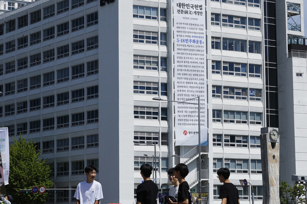 국힘 불참에 미뤄진 오월정신 헌법 전문 수록…광주는 '탄식'