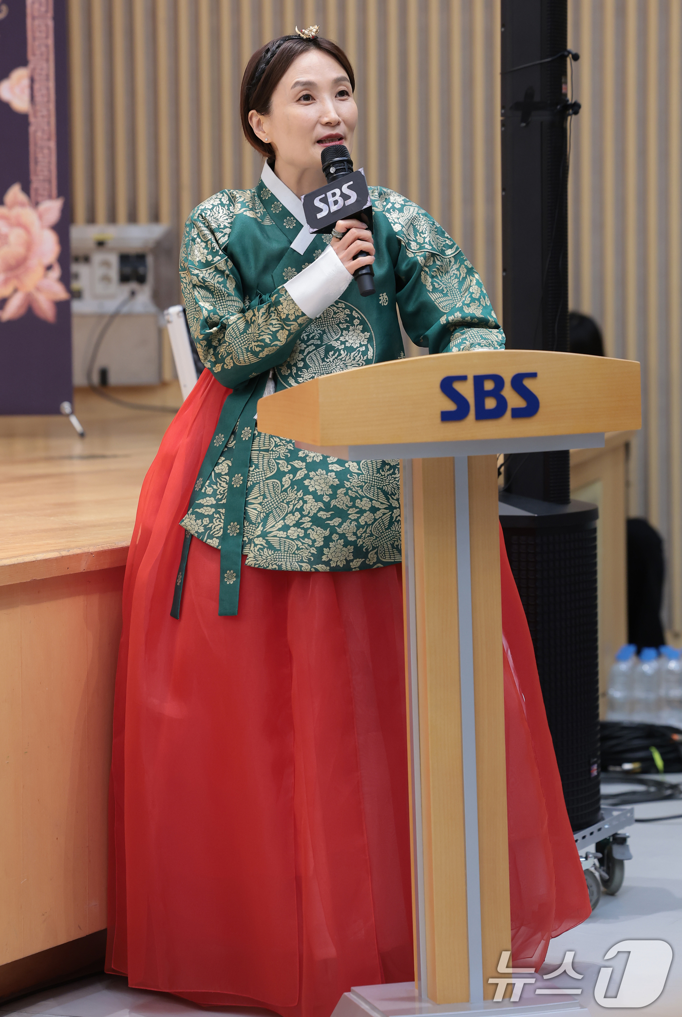 (서울=뉴스1) 권현진 기자 = 방송인 박경림이 7일 서울 양천구 목동SBS에서 열린 SBS 새 금토드라마 '멋진 신세계'(극본 강현주/ 연출 한태섭) 제작발표회에 한복을 곱게 입 …