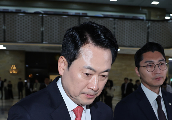 비공개 의원총회 참석하는 장동혁