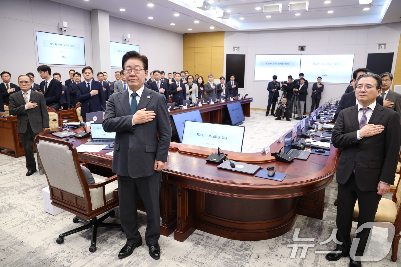 (서울=뉴스1) 허경 기자 = 이재명 대통령이 7일 청와대에서 열린 수석보좌관회의에서 국민의례를 하고 있다. 2026.5.7/뉴스1