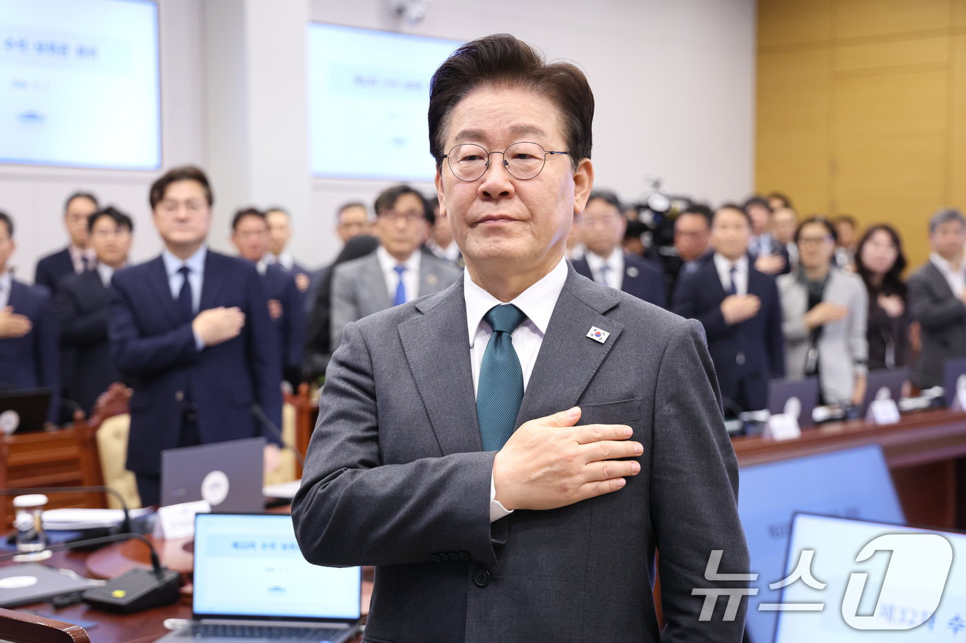 (서울=뉴스1) 허경 기자 = 이재명 대통령이 7일 청와대에서 열린 수석보좌관회의에서 국민의례를 하고 있다. 2026.5.7/뉴스1