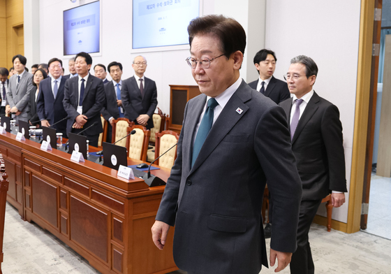 수석보좌관회의 입장하는 이재명 대통령