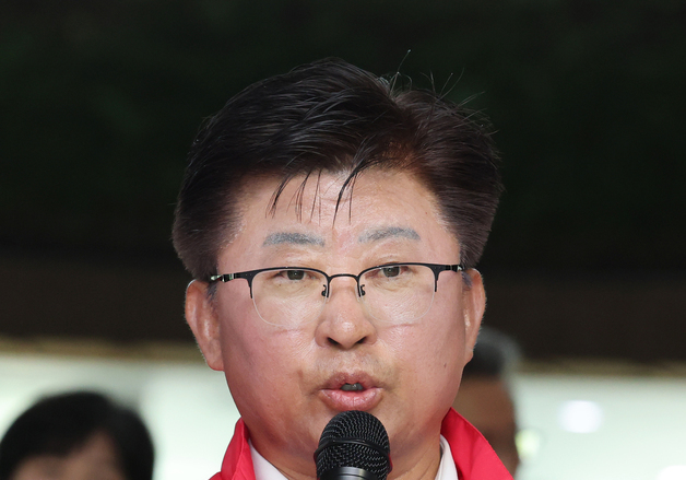 출마 가지회견하는 최충규 대덕구청장 후보