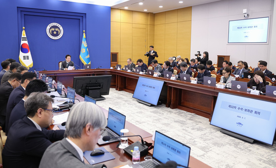 수석보좌관회의 주재하는 이재명 대통령