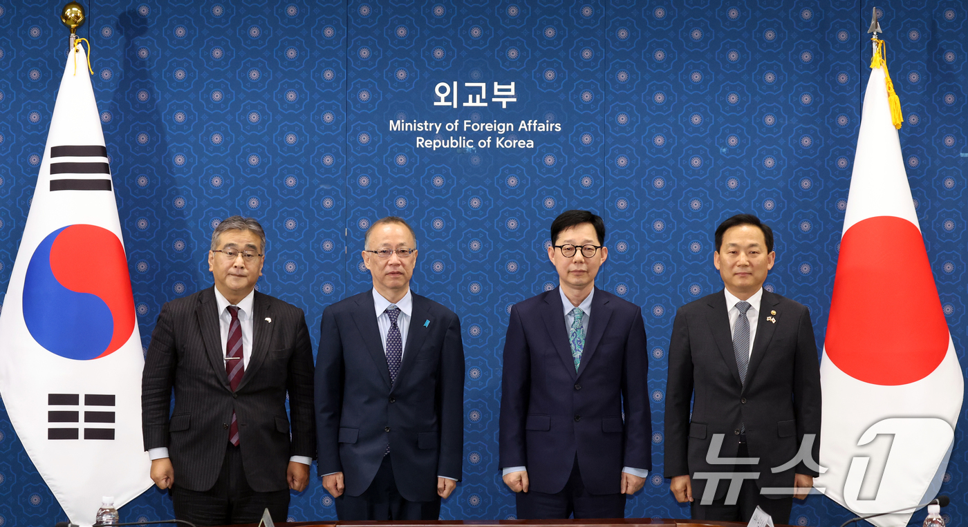 (서울=뉴스1) 김명섭 기자 = 박윤주 외교부 1차관(오른쪽 두번째)과 후나코시 다케히로 일본 외무사무차관(왼쪽 두번째)이 7일 오후 서울 종로구 정부서울청사 별관 외교부에서 열린 …