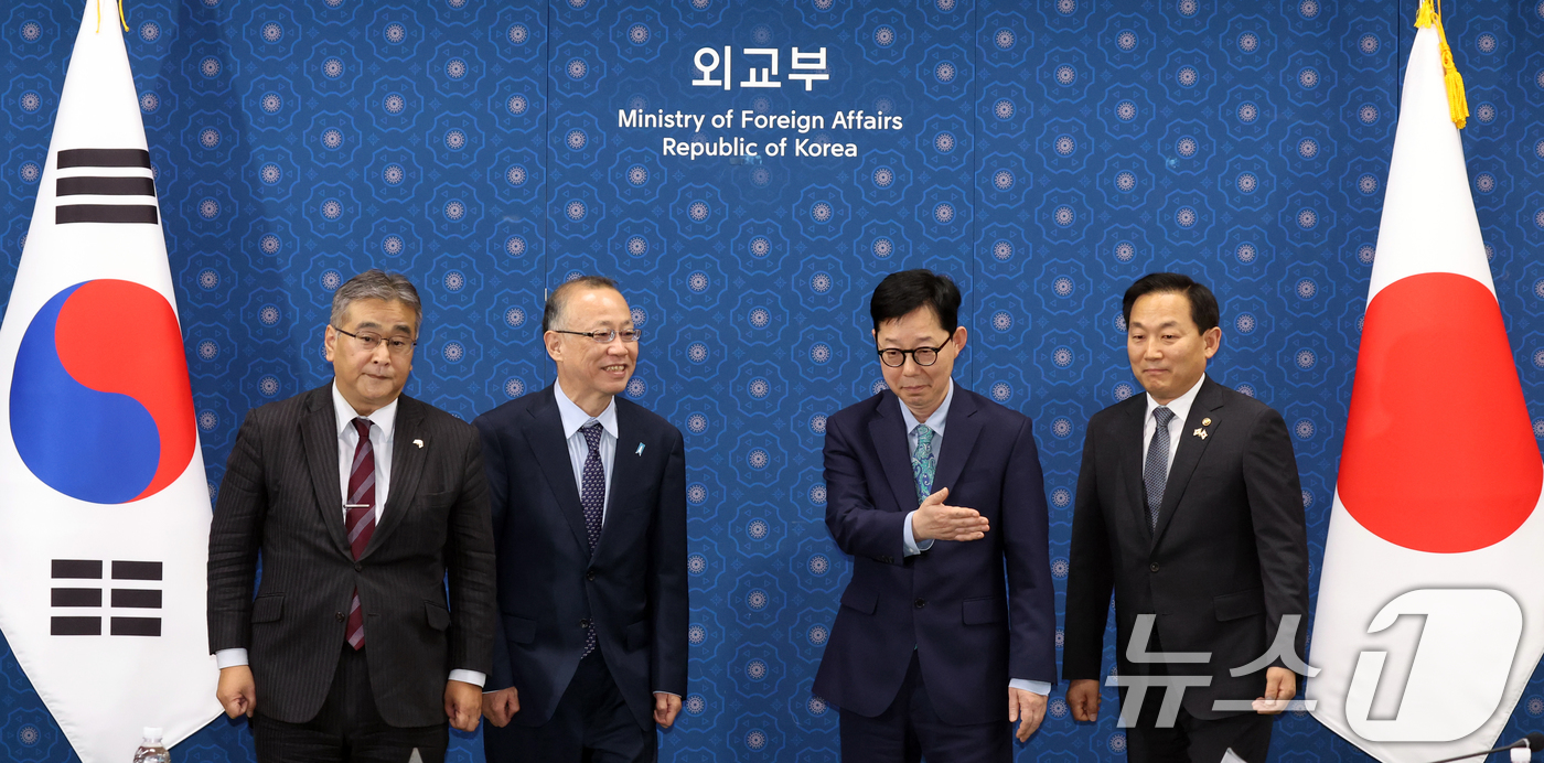 (서울=뉴스1) 김명섭 기자 = 박윤주 외교부 1차관(오른쪽 두번째)과 후나코시 다케히로 일본 외무사무차관(왼쪽 두번째)이 7일 오후 서울 종로구 정부서울청사 별관 외교부에서 열린 …